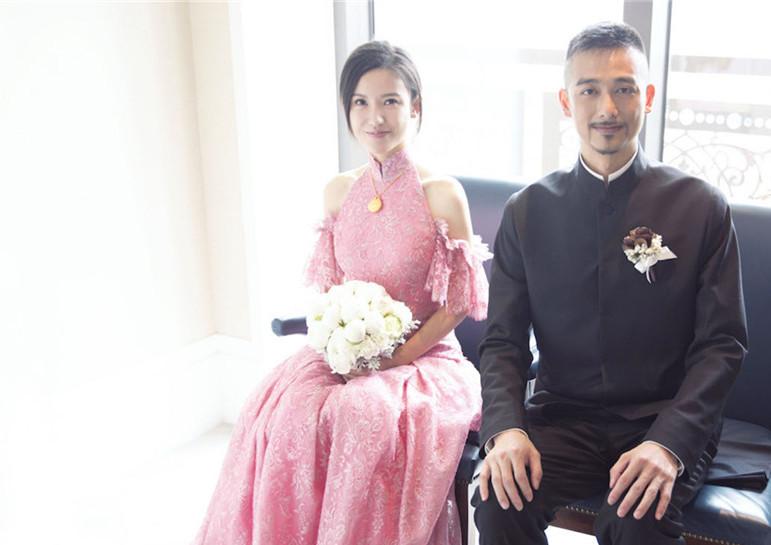 杨子姗台北大婚,网友却吐槽婚服粉色是二婚才穿的!