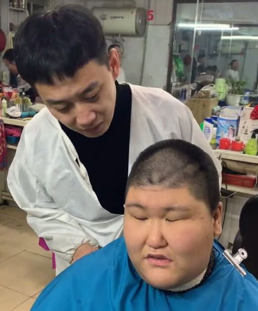 没想到,当顾客看到剪完后的发型时,简直是崩溃了,理发师竟然给他理出
