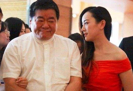 贾静雯与她干爹为同一人整容像换三张脸如今取出假体美若天仙