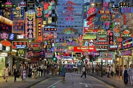 香港 我们的第一反应大都是 世界第三大金融中心 购物天堂 所有的媒体
