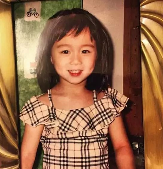 何超欣作为赌王何鸿燊的最小女儿,从小她就备受家人宠爱,而且从小就是