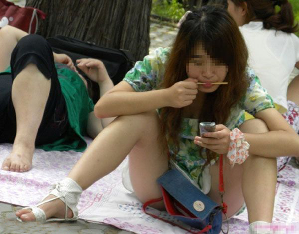 "道德圣人",否则如何解释他们这般厌恶叉开腿的女性,而且还强调是穿
