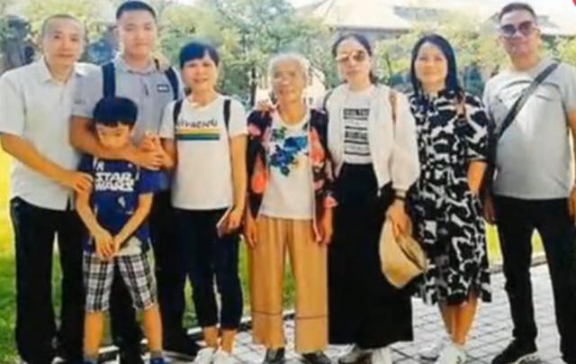孩子考上大学,家长们可高兴坏了,为了让孩子安全到达学校,许多家长更