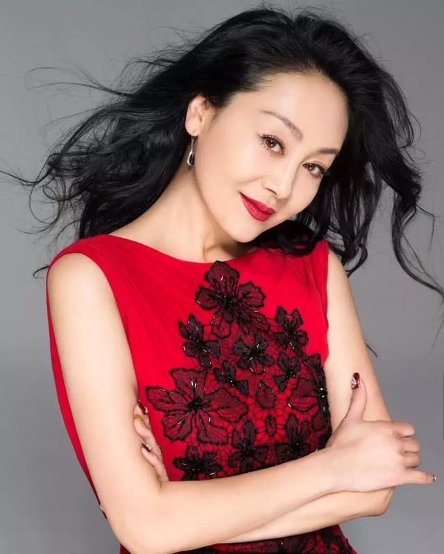 《橙红年代》王姬成"大姐头",现实中为给儿子治病她曾