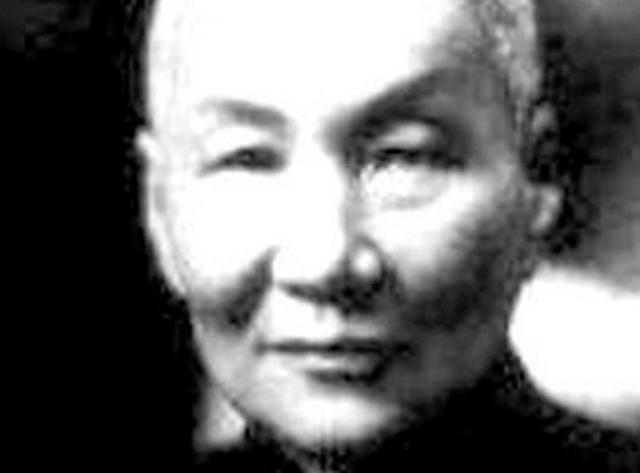 她是漂亮的女学生,却变成了旧上海黑帮大姐大
