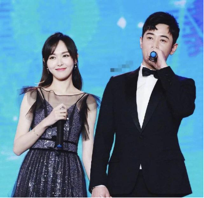 唐嫣罗晋现身上海某家医院