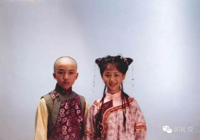 而在劇中飾演小康熙的,也是《康熙王朝》中的少年康熙扮演者,陳韋辰.