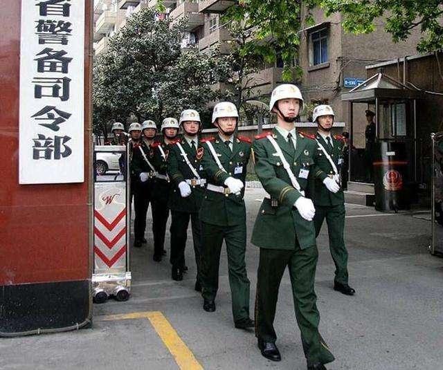 宪兵是怎样的一种身份?为什么士兵看到白头盔会下意识害怕