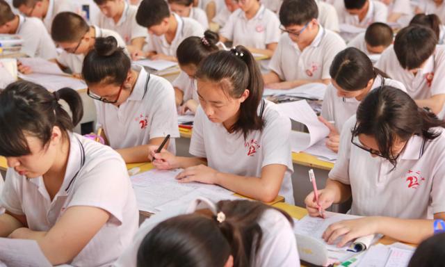 Ů�����ϴ�ѧ���ҽ�¼ȡ֪ͨ��ɹ��ͬѧȺ��ȴ���೤�߳�Ⱥ