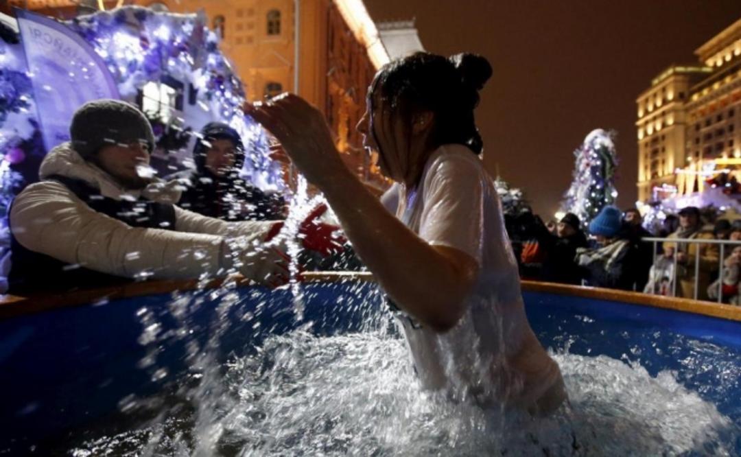 俄罗斯民众零下30多度跳入冰水中沐浴庆祝主显节