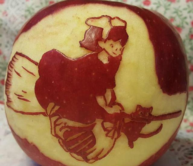 牛人用苹果雕刻出你最爱的卡通角色!