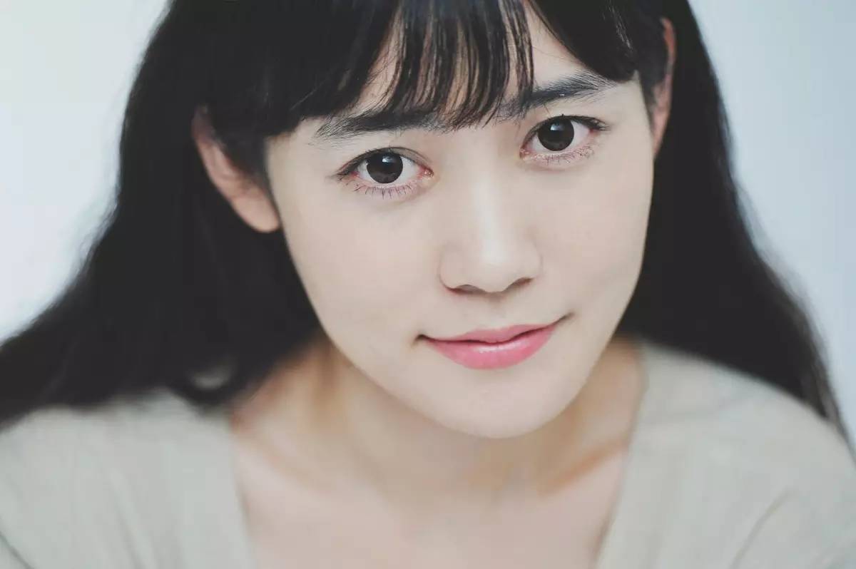 一个阳光的姑娘,哼阳光的歌,心都会化掉的