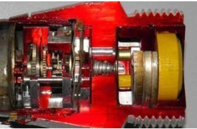 用高射炮轰炸飞机,如何做到让炮弹在飞机附近