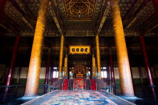 发现,在故宫的隆宗门附近,竟然找到了很多元朝建筑以及元朝的一些地层