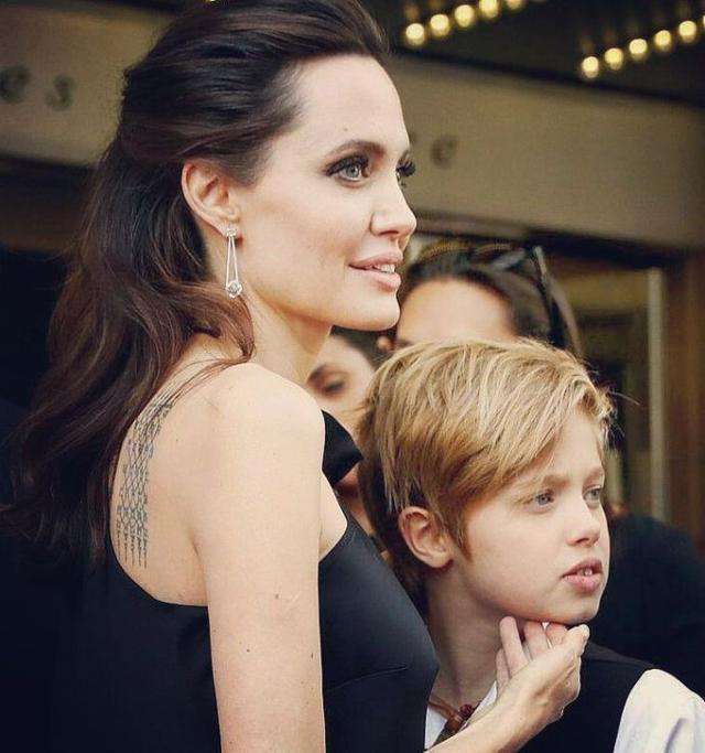 朱莉别想摆脱皮特的阴影,一对龙凤胎长得越来