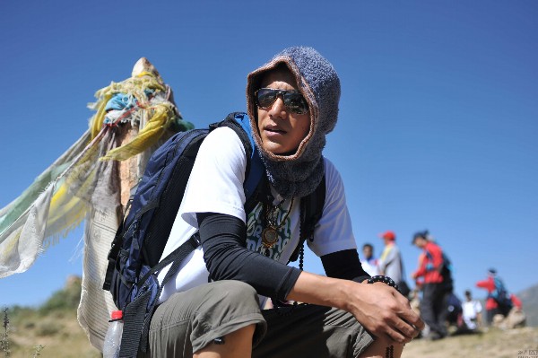 陈坤疑晒儿子alexchen正面照片寸头戴耳钉尽显男性魅力