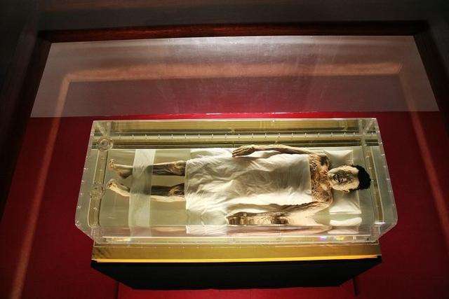 这具汉代古尸千年不腐曾受周总理高度重视至今还栩栩如生