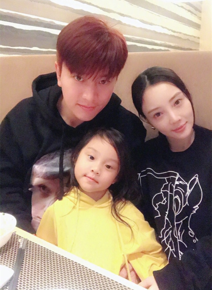 李小璐贾乃亮出游遭吐槽,网友:一把年纪还装嫩