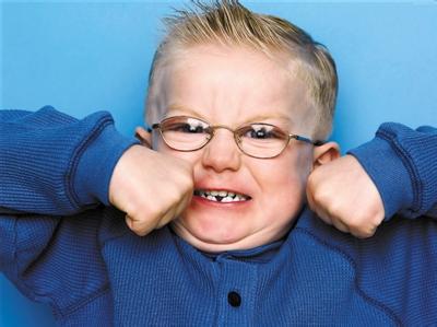 男生把自己打失明!全副武装的头盔手套男孩,你