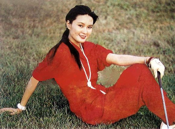 她是80年代的酒窝影后,曾用英语主持春晚,为小