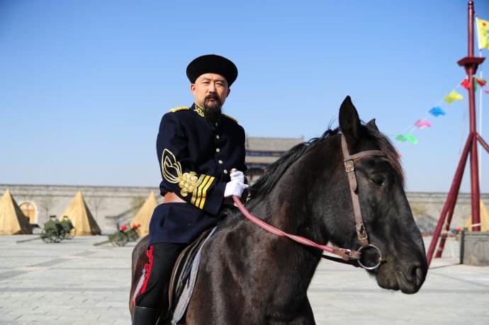 冯巩是冯国璋三子冯家遇的三子冯海岗最小的儿子,就是曾孙子,这关系够