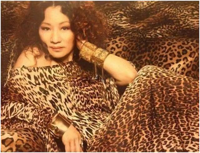 1975年,比莉在美国巡演4年,成为华语歌手在美国开巡回演唱会的第一人.