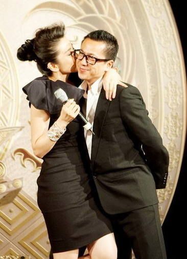 王中磊和众女星合照流出熊抱angelababy致衣服滑落还曾让周迅坐大腿