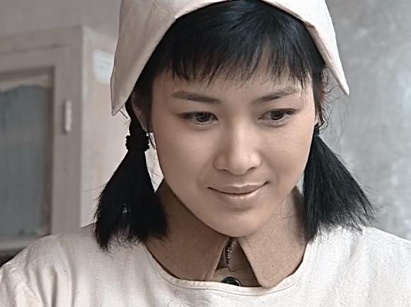 她最先是凭借在《亮剑》中饰演护士田雨而出名,导致后来许多观众一