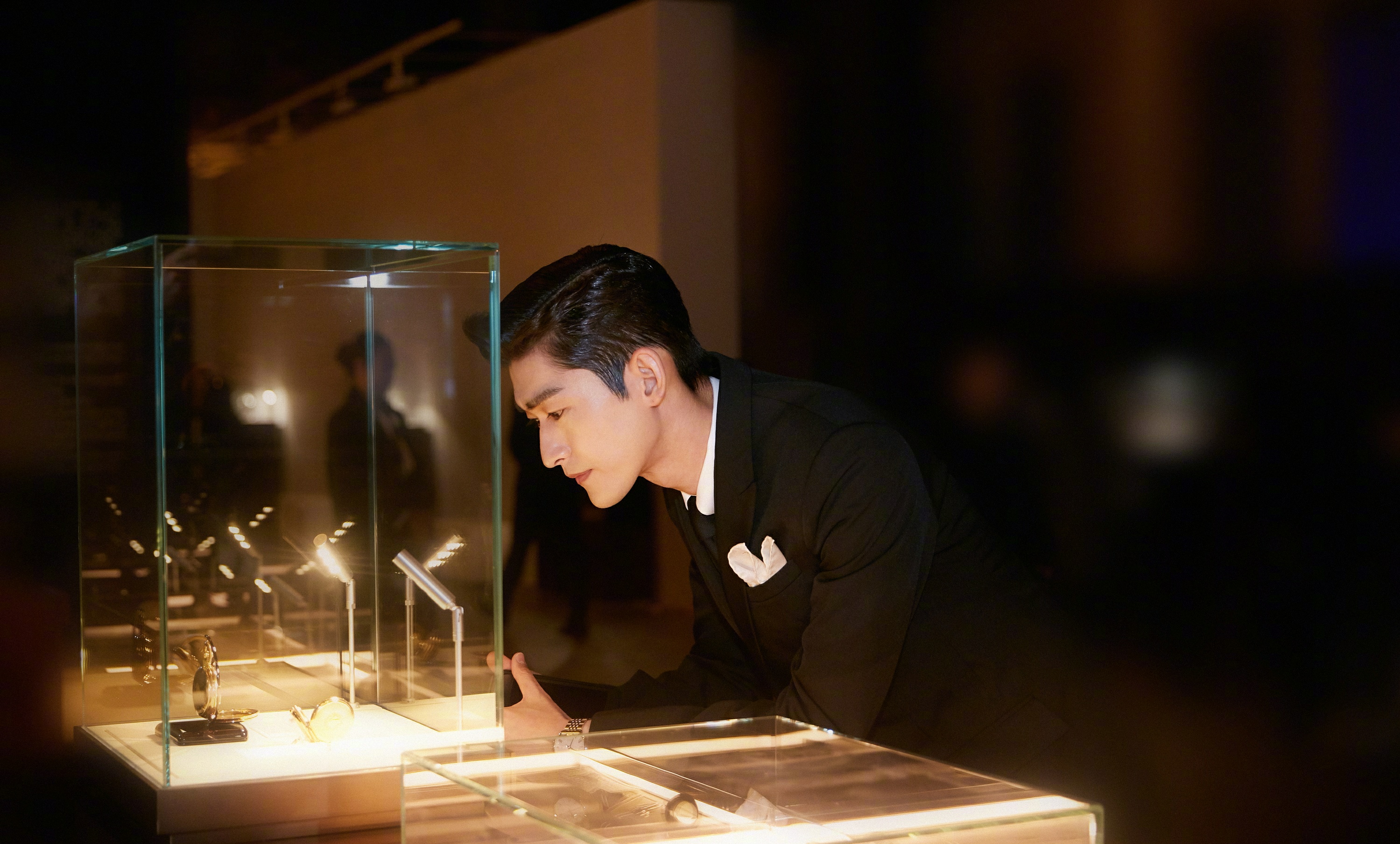 张翰西装革履出席活动自带贵族公子气息