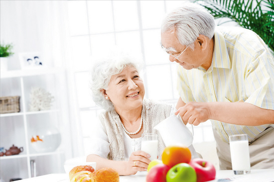 夏天老人口渴怎么办_老人在夏季要补这四样 您都补了吗