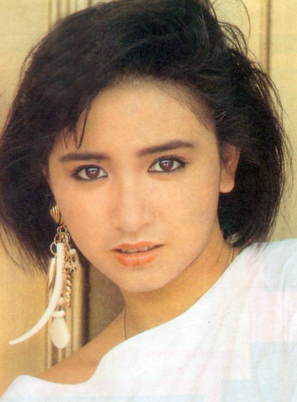 她是香港小姐亚军,因绯闻太多被封杀,嫁入豪门25年性感依旧