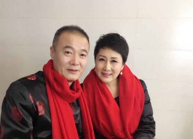 55岁张凯丽携老公首现身网友说女儿太漂亮了