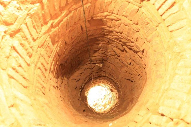 古井也贪婪千年枯井竟见钱眼开