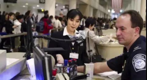中国女子入境美国被翻微信记录,还两次带到小
