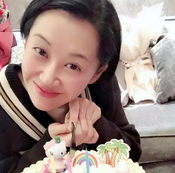 巩俐和许晴素颜近照曝光!相差四岁,状态却大不