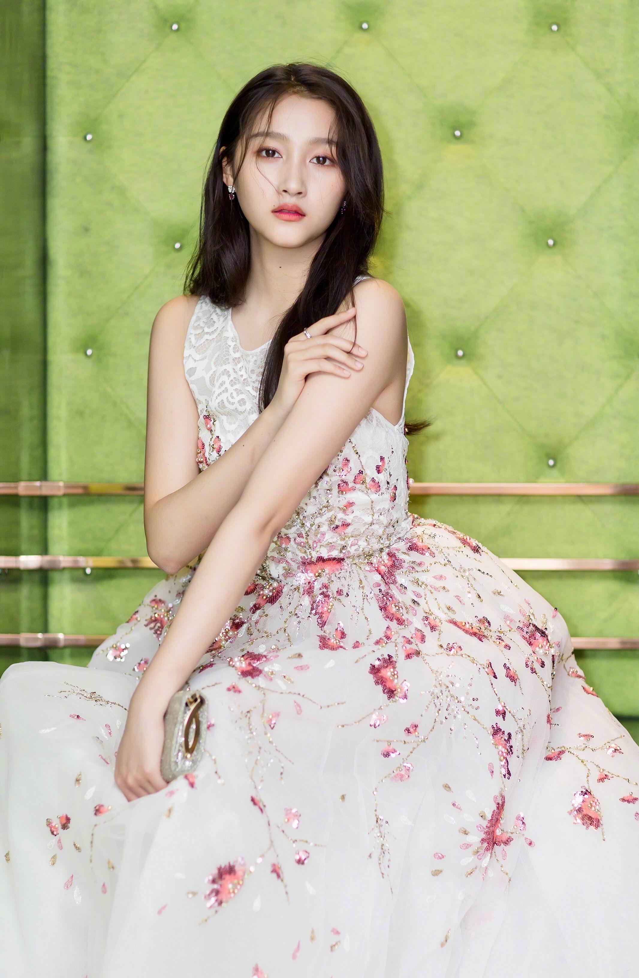 关晓彤雷人造型博眼球,20岁的她却被32岁的杨幂秒杀