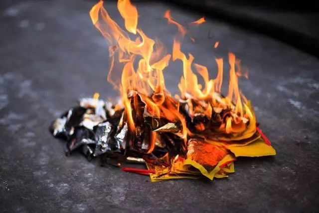 给先人烧香烧纸为什么要选在十字路口烧