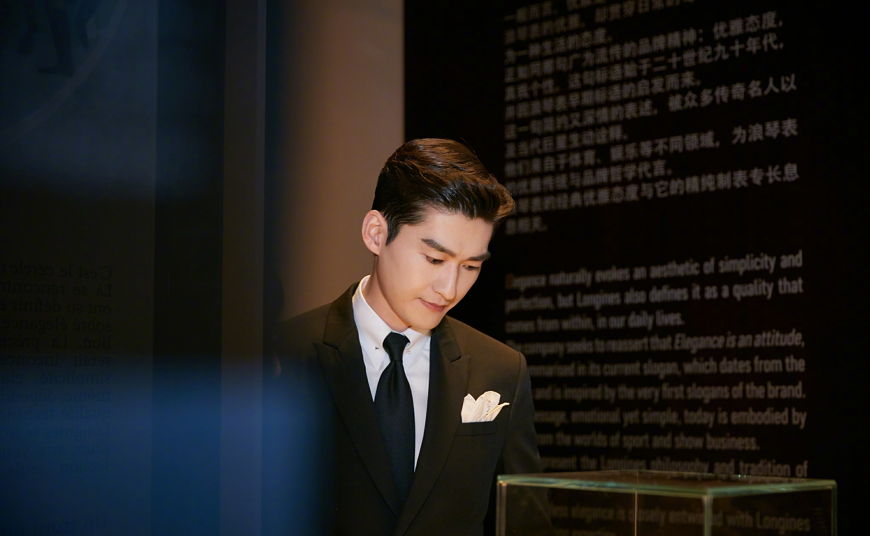 张翰西装革履出席活动自带贵族公子气息