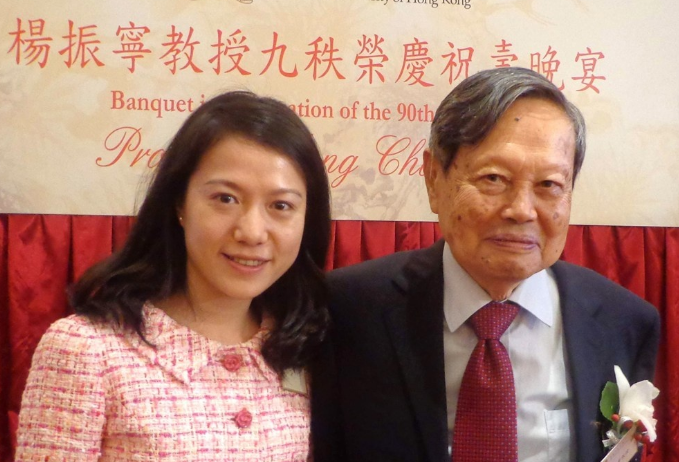 杨振宁和翁帆近照曝光,96岁的他精神矍铄