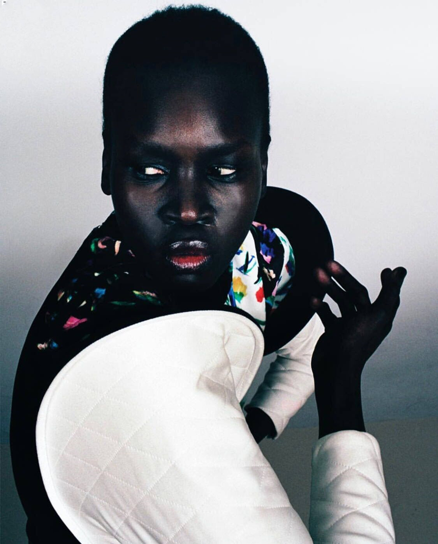 "黑珍珠"模特alek wek演绎黝黑纯粹之美,41岁的她是黑人模特之光