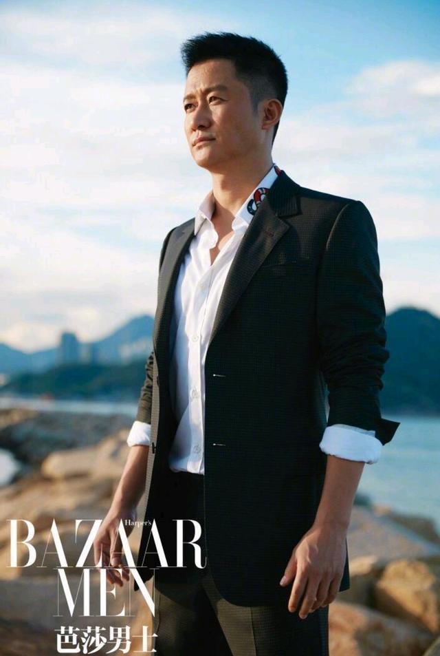 吴京上芭莎男士笑的满脸褶子网友爱上吴京的鱼尾纹