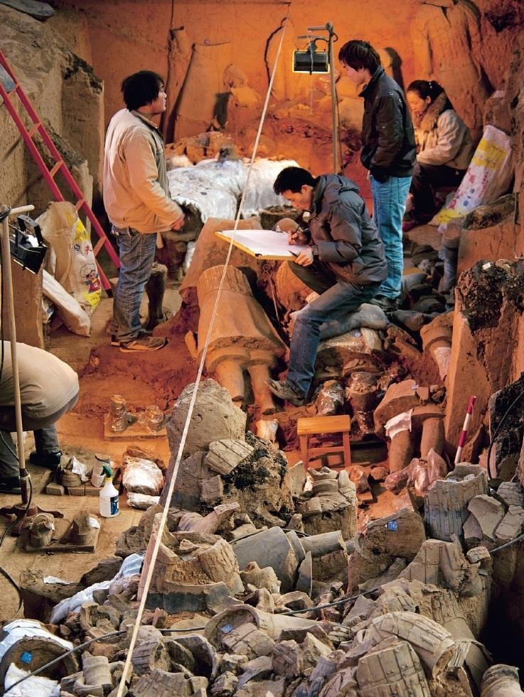 秦陵兵马俑刚出土色彩斑斓栩栩如生,几分钟变灰色