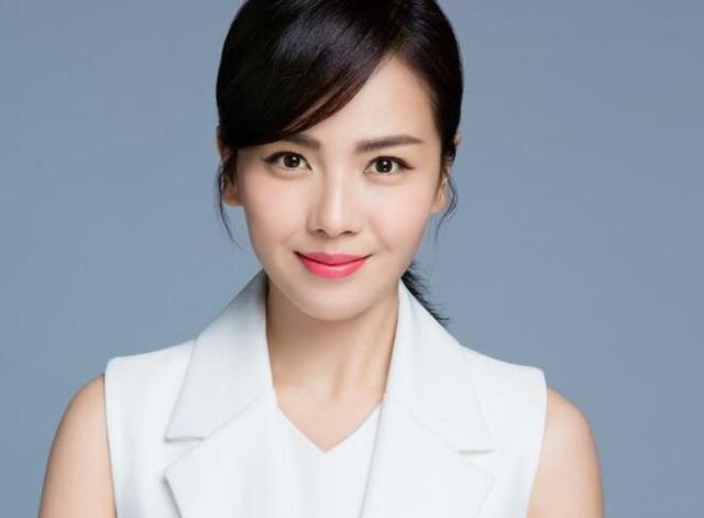 刘涛穿深V红裙,一朵玫瑰遮胸,低头浅笑性感妖