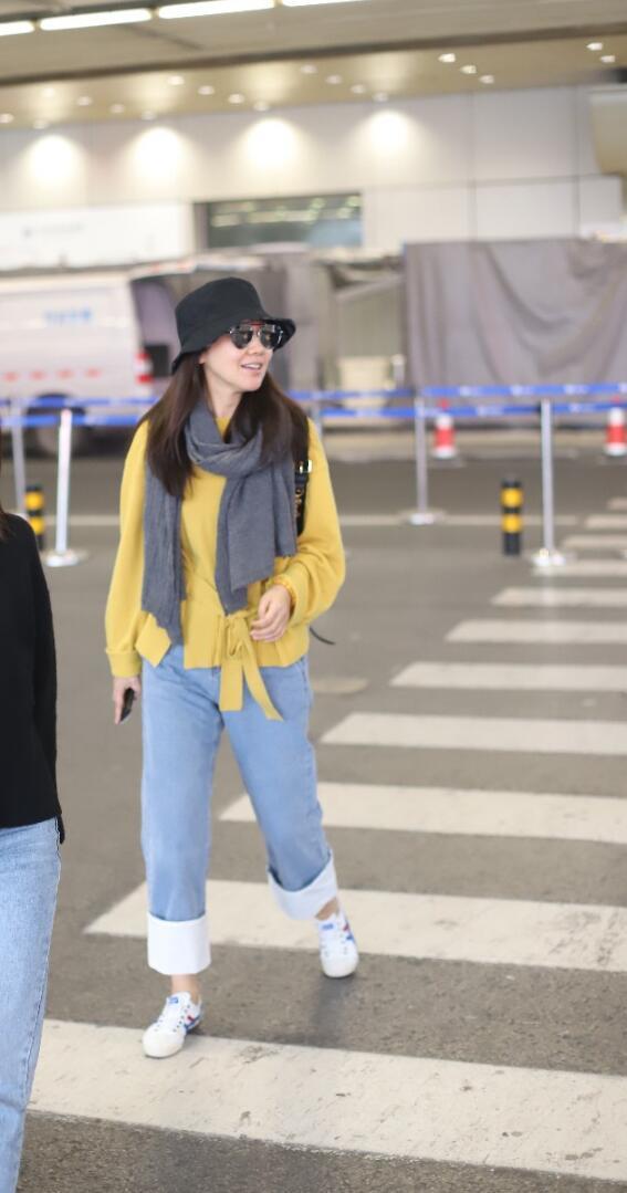 47岁闫妮身穿黄色外套搭配牛仔裤现身机场 有