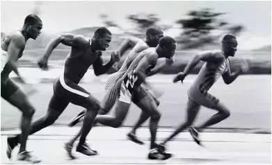 来跟着世界级的田径运动员学习跑步姿势吧.