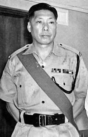 此人曾是香港探长位高权重却因贪污潜逃儿子后成娱乐圈大佬