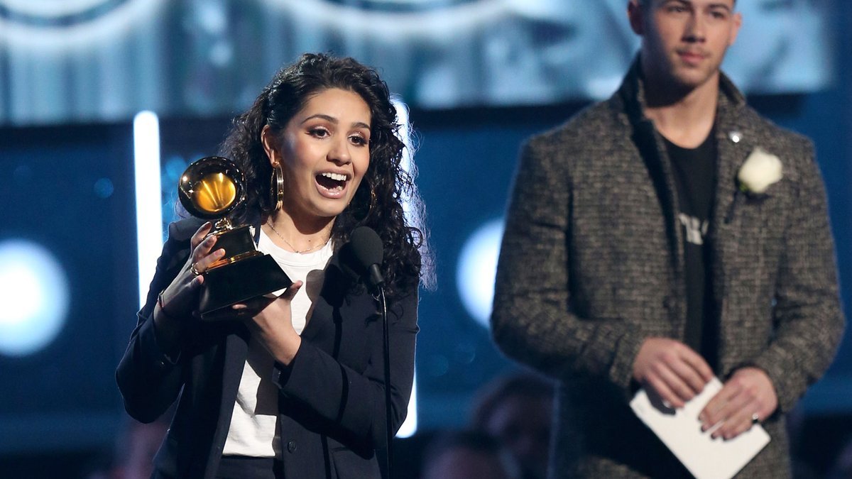 不過最終真正捧到這個獎盃的,是21歲的alessia cara.