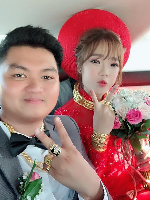 越南新娘结婚收到30样黄金首饰 新郎光是给她戴上就累得满头汗