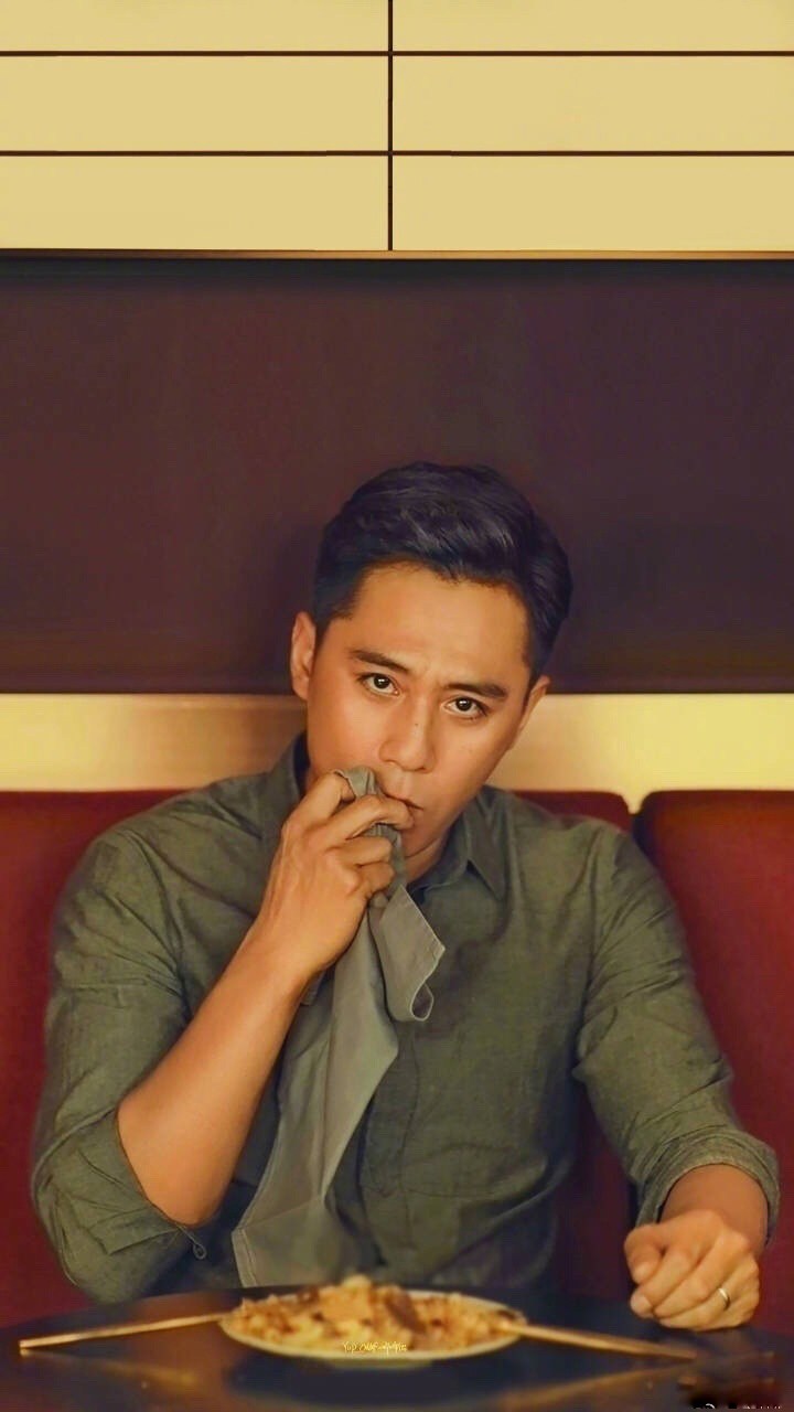 其实在过去的这些年,我们的刘烨大哥在大家心中演员这条路他都是前辈