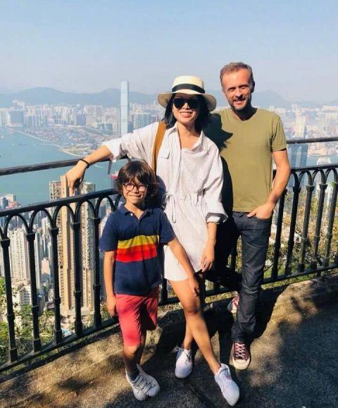 超模吕燕全家幸福出游高颜值老公儿子曝光